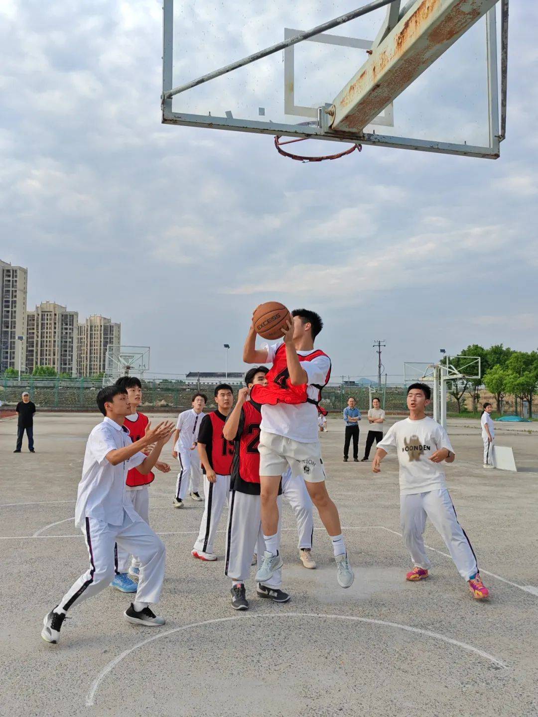 国际球场上篮球狂欢，体育精神传递