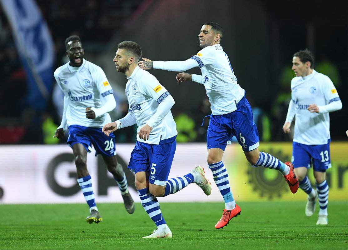 包含沙尔克客场惨败，可喜之处不多的词条