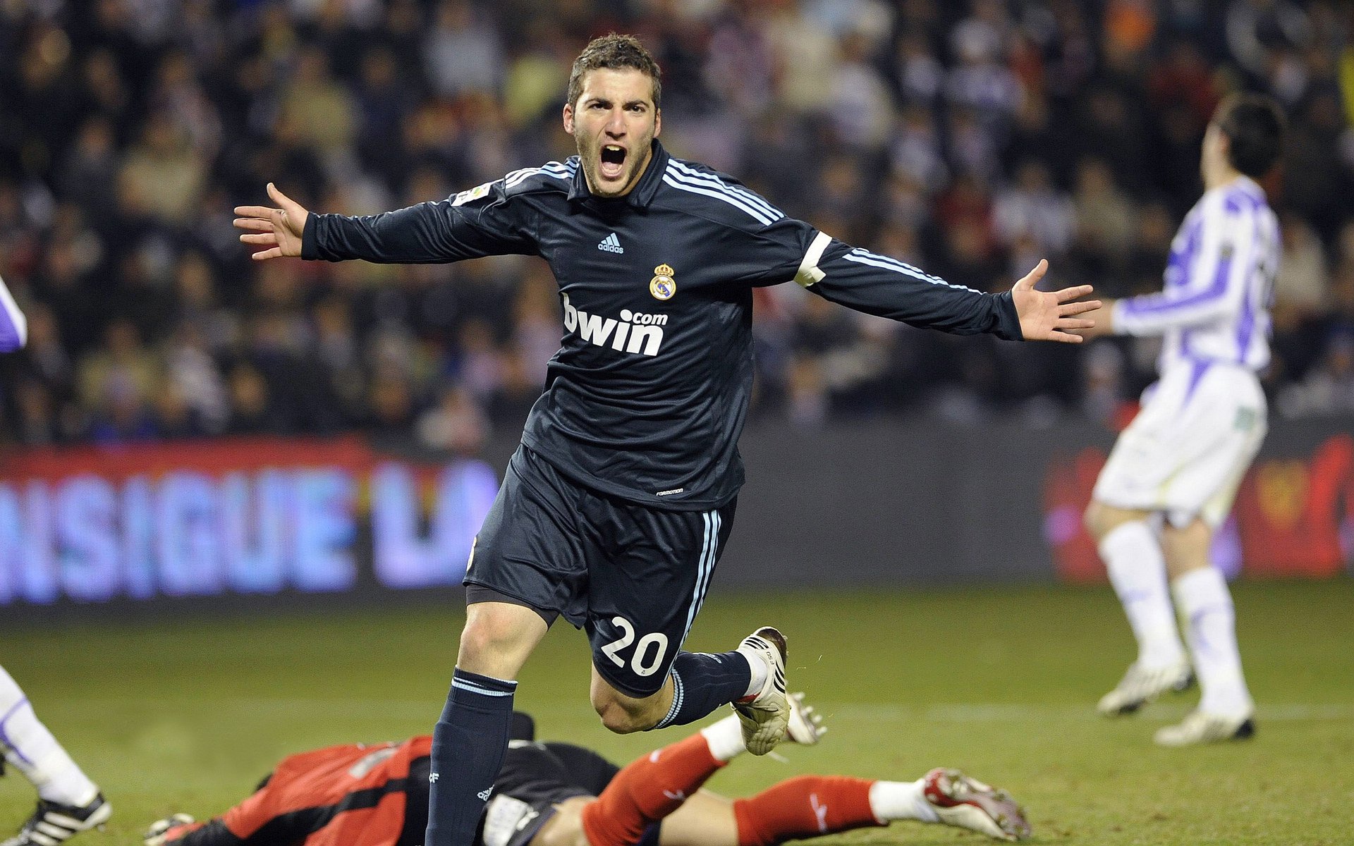 足球世界的平行宇宙，巴西艺术碾压伊拉克，哈兰德铁骑带队取胜