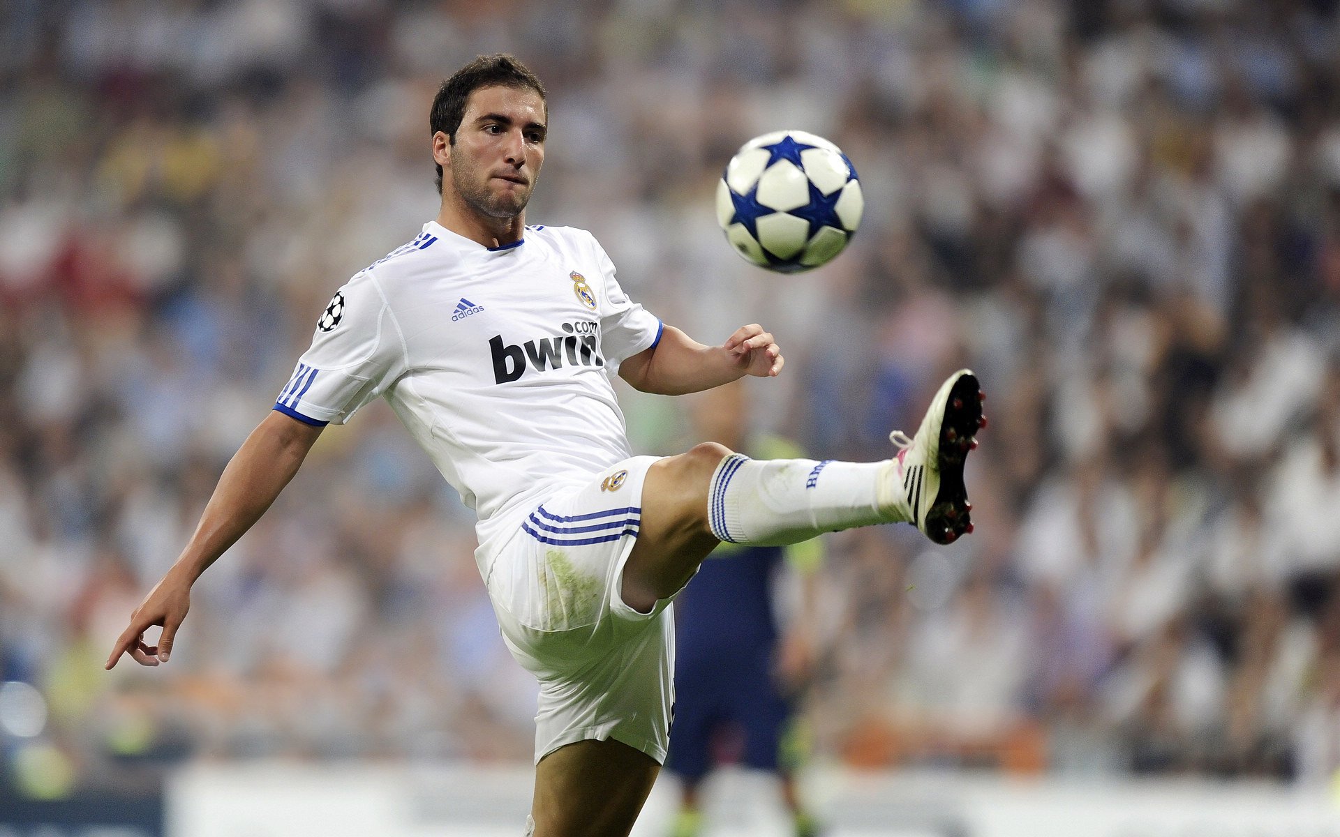 跨界狂想,当雄鹿打穿山西队,莫兰特在F1赛道接管年度争冠