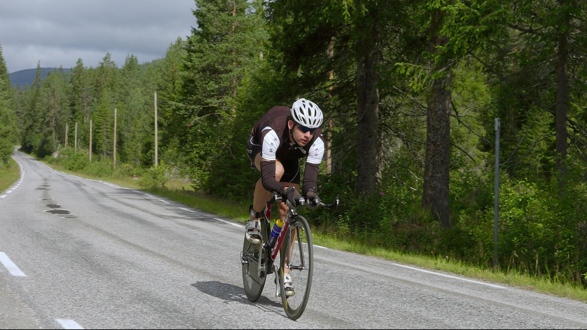 开云体育APP下载-赛道上的冰与火，红牛二队险胜哈斯，维斯塔潘的绝对统治