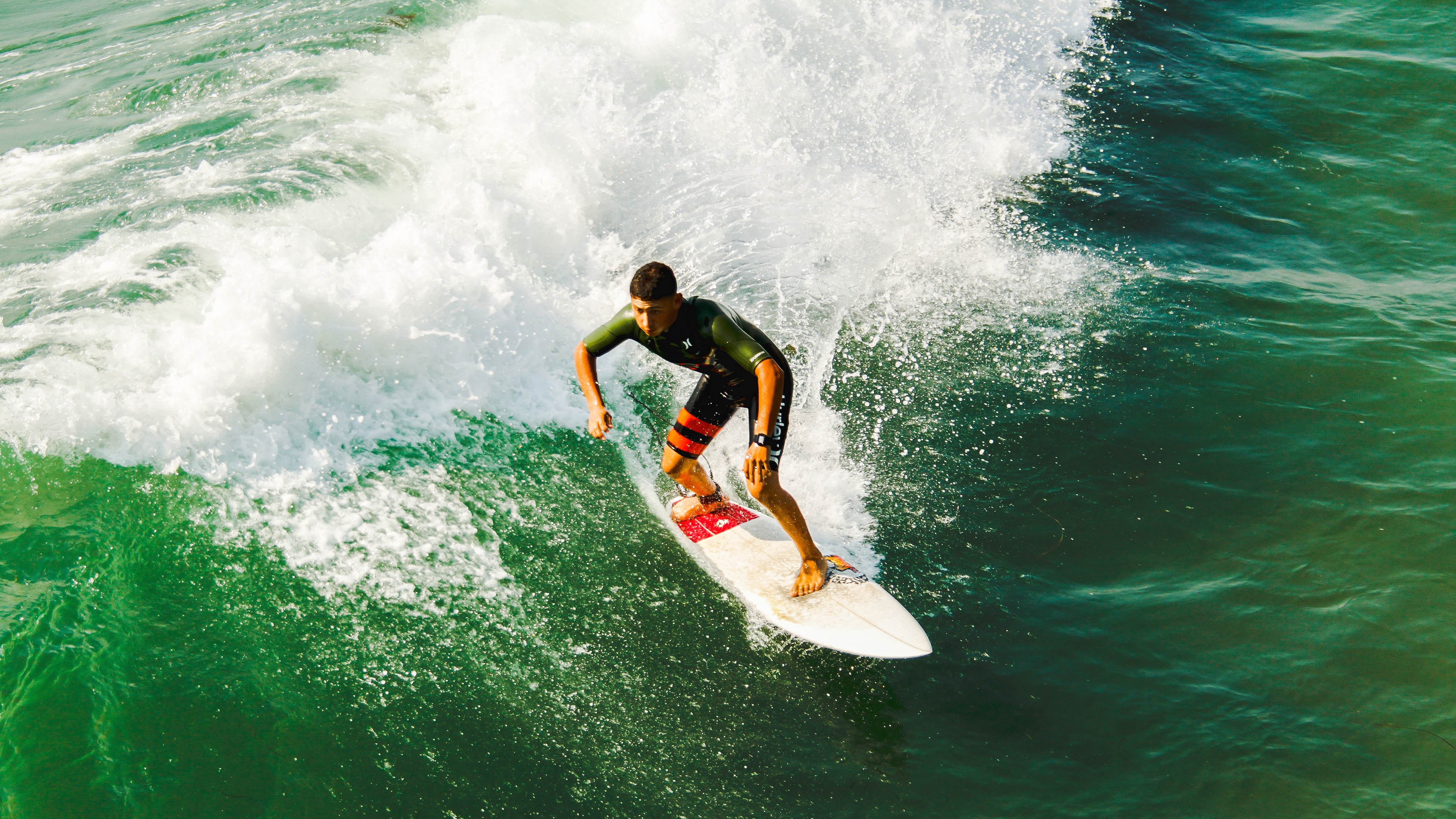 疾风知劲草，当迈凯伦与红牛二队缠斗不休，勒克莱尔用时间刻下永恒